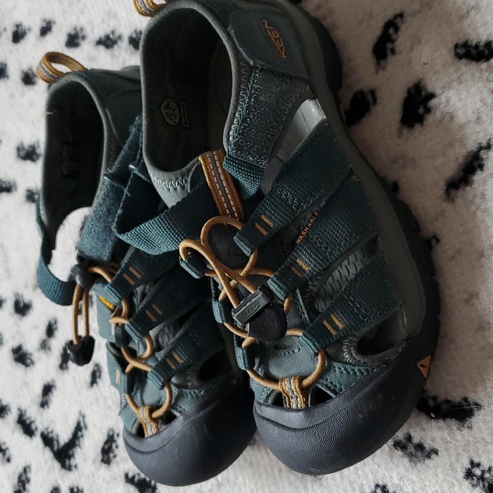 KEEN kids size 2US closed toe sandals, hiking shows, green